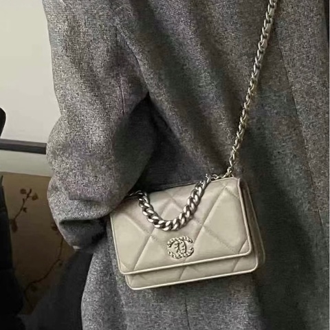 CHANEL鼠尾草灰羊皮銀釦19WOC鏈包AP0957