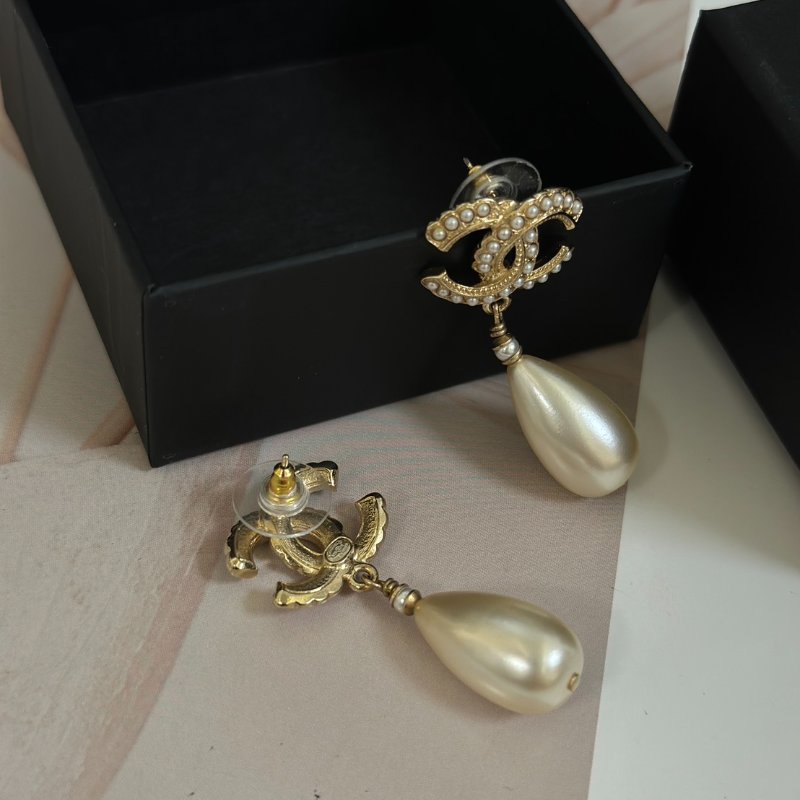 CHANEL 20S珍珠雙C水滴吊墜耳環-3