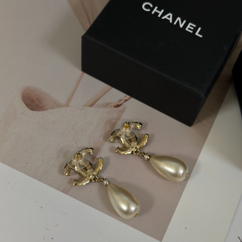 CHANEL 20S珍珠雙C水滴吊墜耳環-4