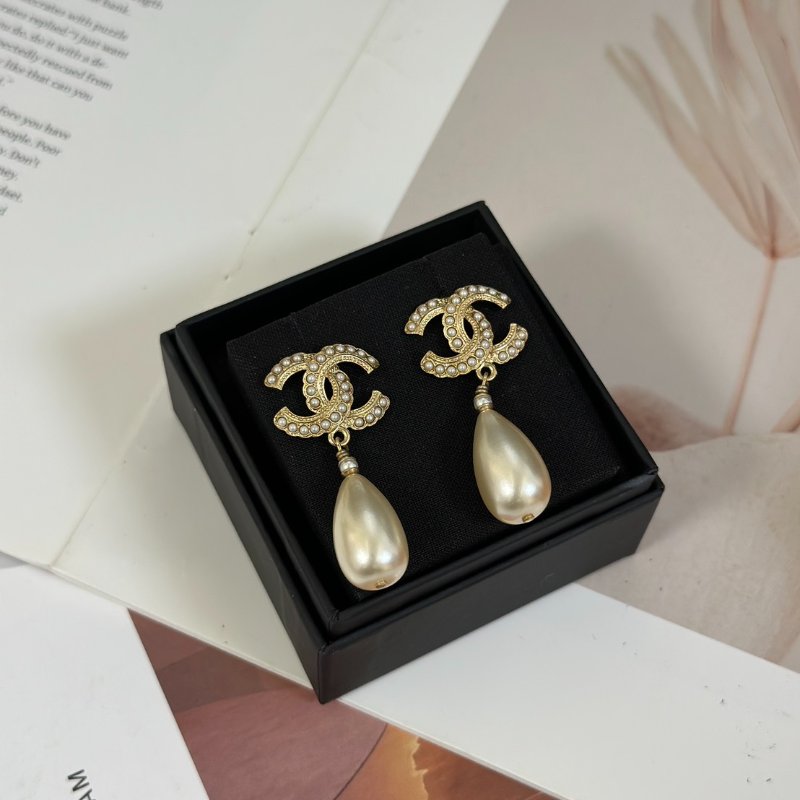 CHANEL 20S珍珠雙C水滴吊墜耳環-6