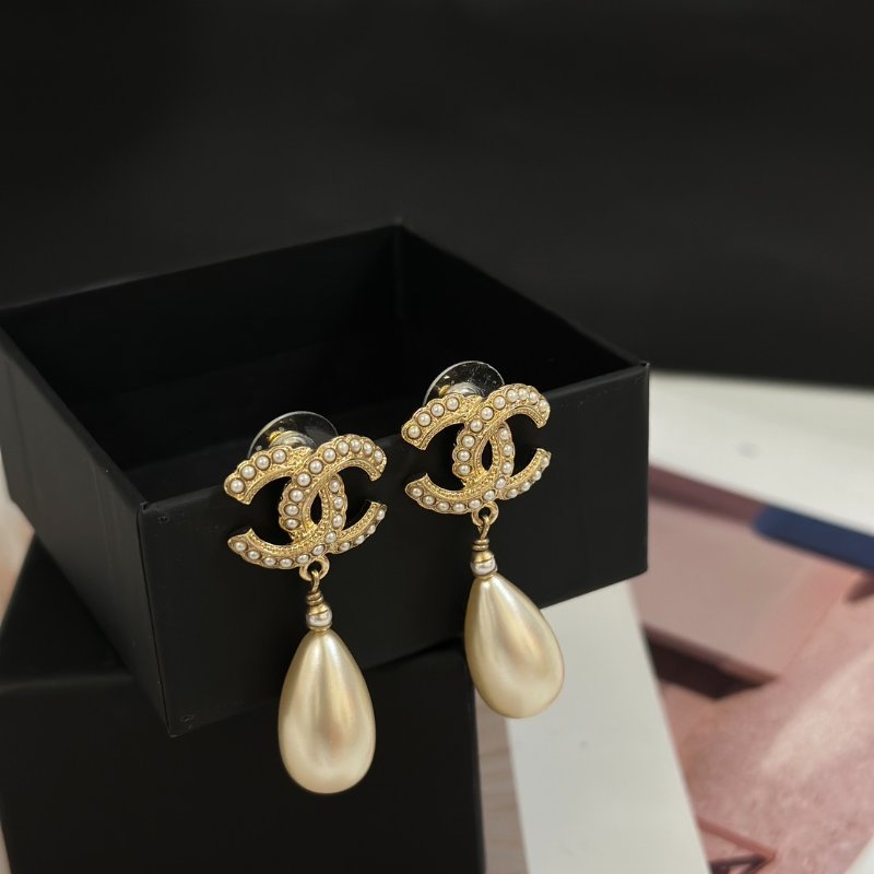 CHANEL 20S珍珠雙C水滴吊墜耳環-7