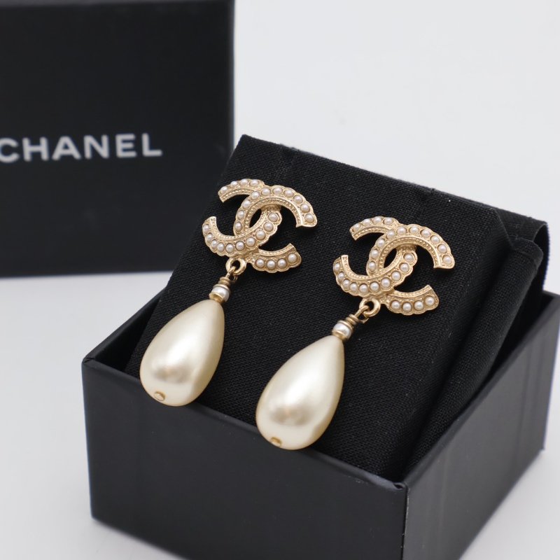 CHANEL 20S珍珠雙C水滴吊墜耳環-4