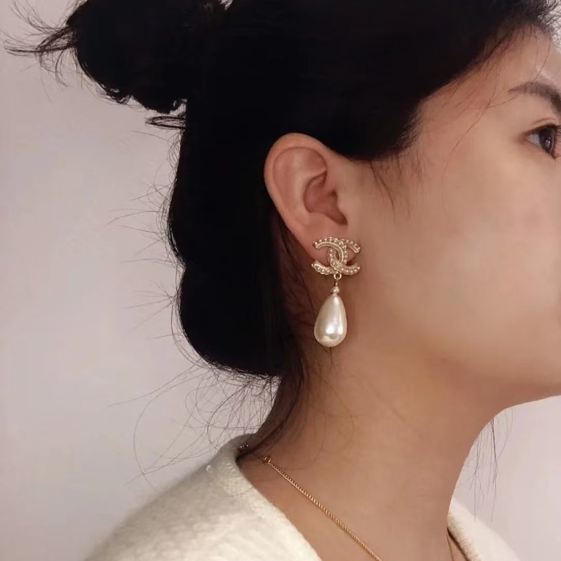 CHANEL 20S珍珠雙C水滴吊墜耳環-6