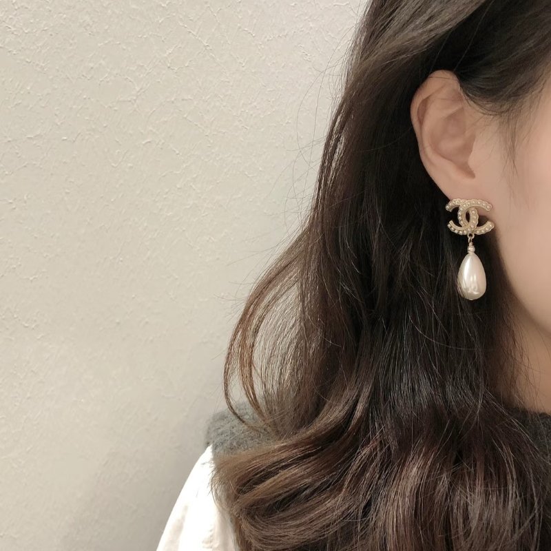 CHANEL 20S珍珠雙C水滴吊墜耳環-7