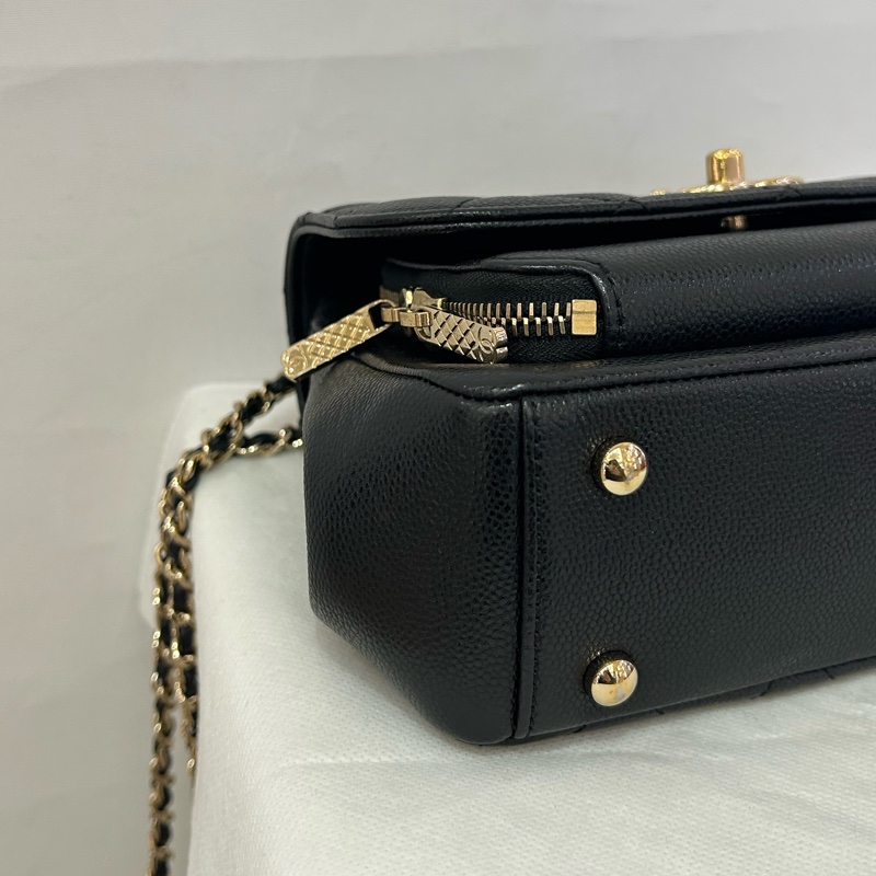 Chanel黑金荔枝皮郵差包-5