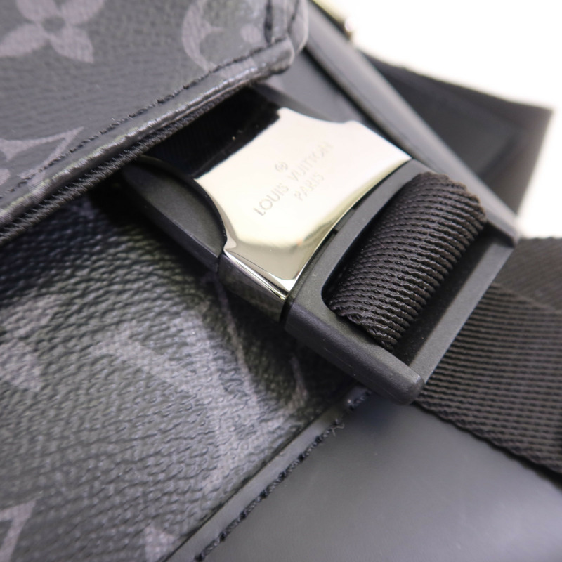 LOUIS VUITTON Monogram Eclipse Messenger PM Voyager銀扣肩背袋-11