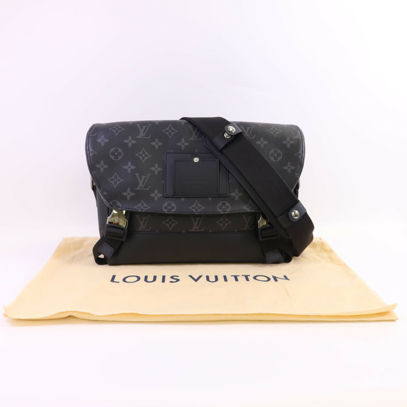 LOUIS VUITTON Monogram Eclipse Messenger PM Voyager銀扣肩背袋-19