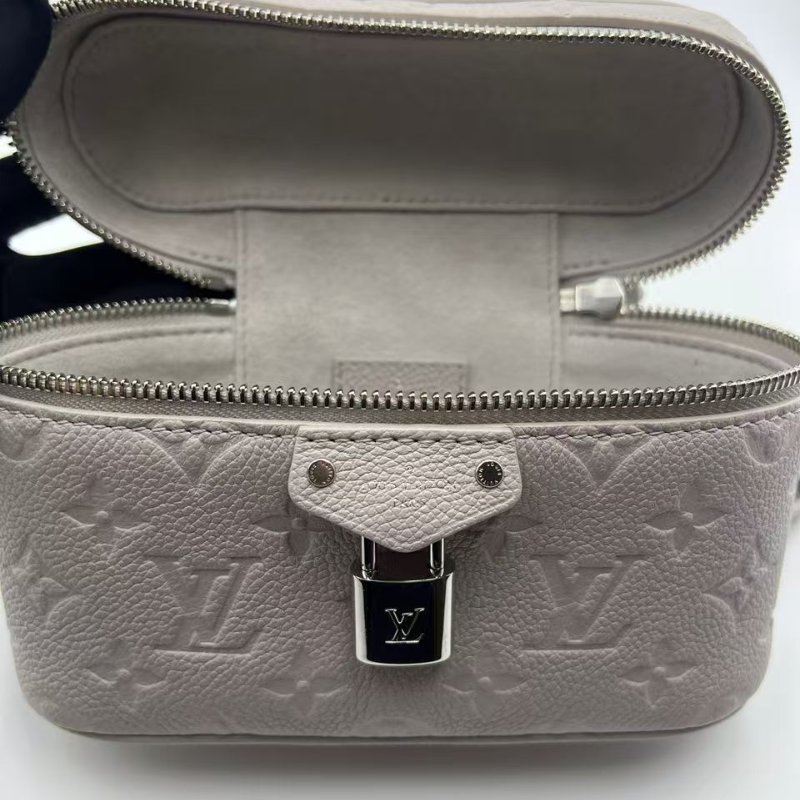路易威登 Vanity Chain Pouch 迷你化妝盒包 2025 年新款霧灰色-7