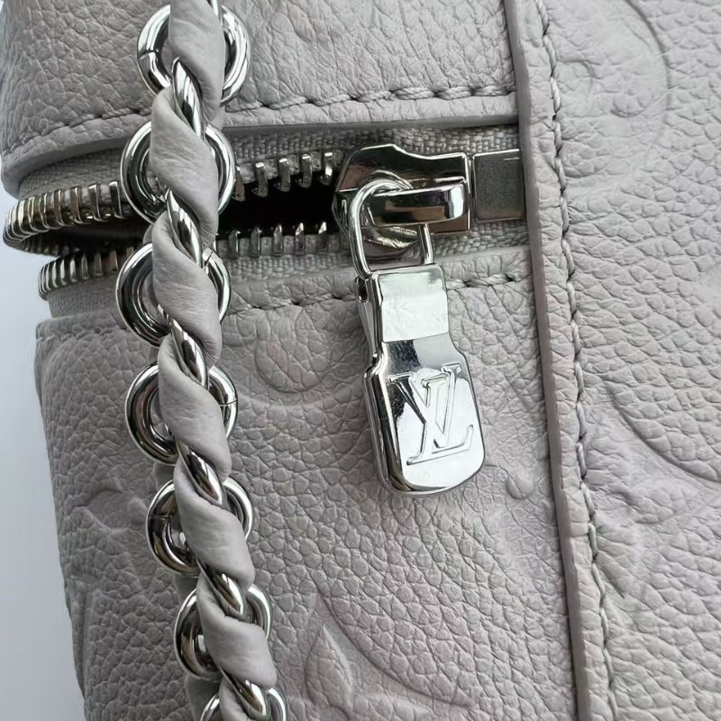 路易威登 Vanity Chain Pouch 迷你化妝盒包 2025 年新款霧灰色-17