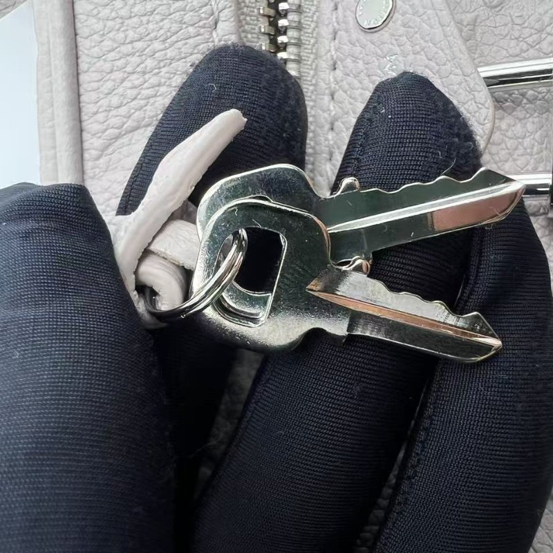 路易威登 Vanity Chain Pouch 迷你化妝盒包 2025 年新款霧灰色-18