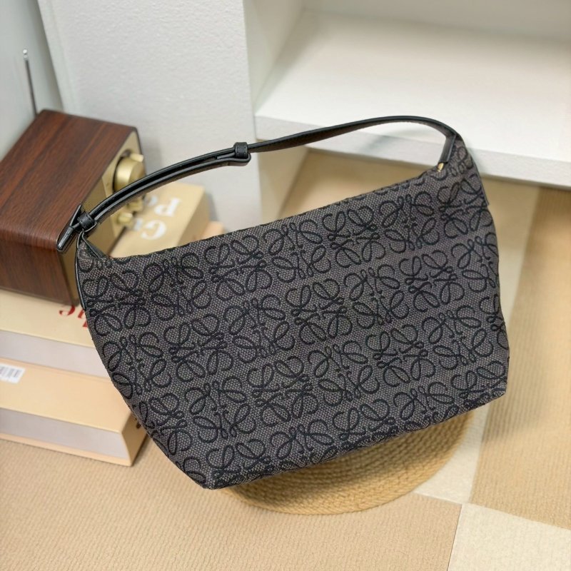 🏷Loewe 羅意威．Cubi 飯盒包 中號-1