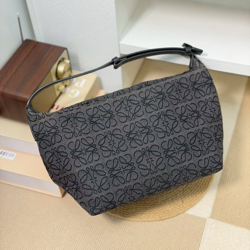 🏷Loewe 羅意威．Cubi 飯盒包 中號-2