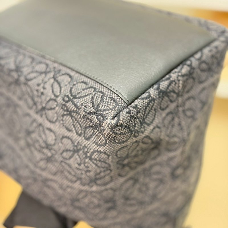 🏷Loewe 羅意威．Cubi 飯盒包 中號-8