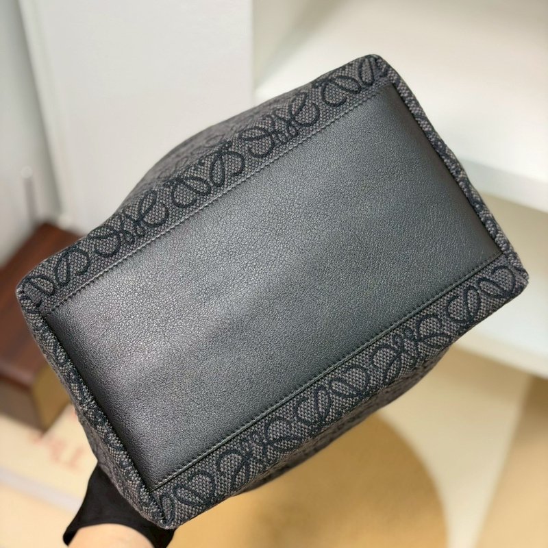 🏷Loewe 羅意威．Cubi 飯盒包 中號-9