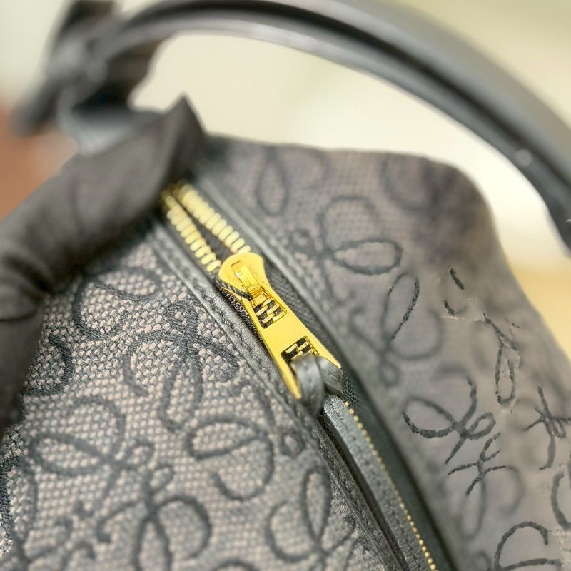 🏷Loewe 羅意威．Cubi 飯盒包 中號-11