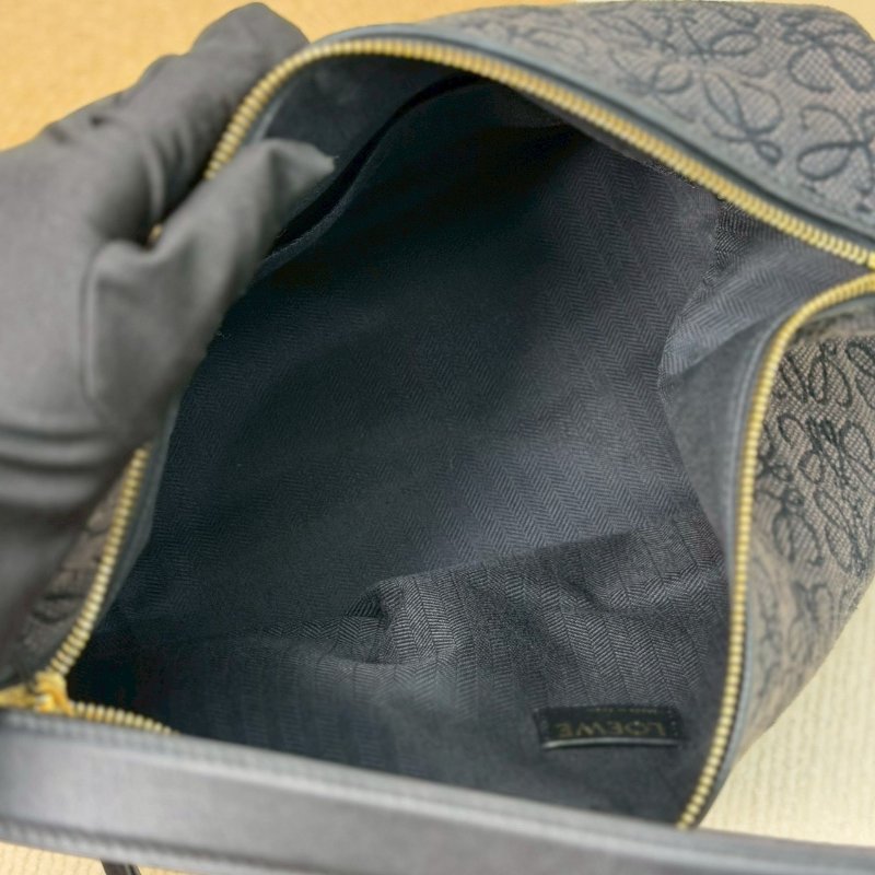 🏷Loewe 羅意威．Cubi 飯盒包 中號-17