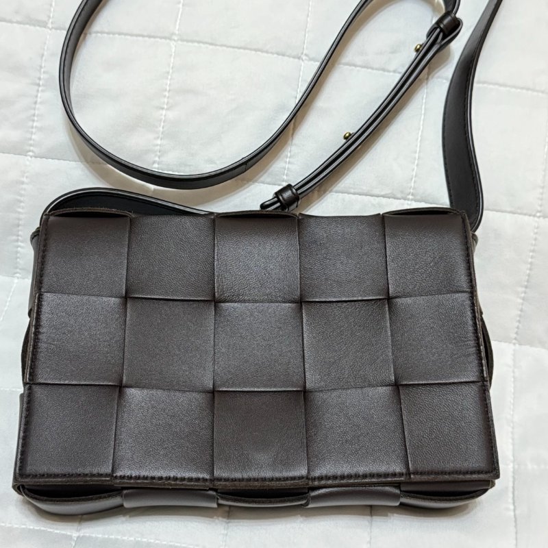BOTTEGA VENETA BV Cassette Bag 編織包 Fondant 深褐色 小羊皮斜背包-1
