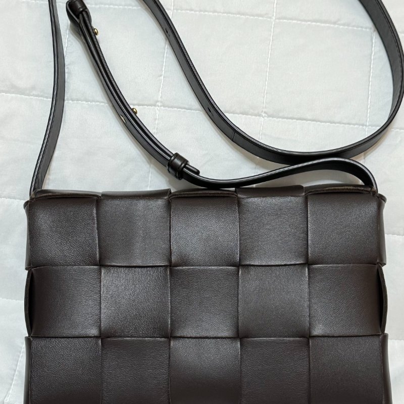 BOTTEGA VENETA BV Cassette Bag 編織包 Fondant 深褐色 小羊皮斜背包-2