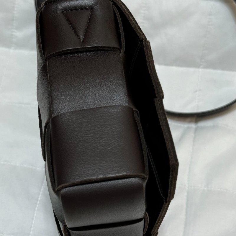 BOTTEGA VENETA BV Cassette Bag 編織包 Fondant 深褐色 小羊皮斜背包-3