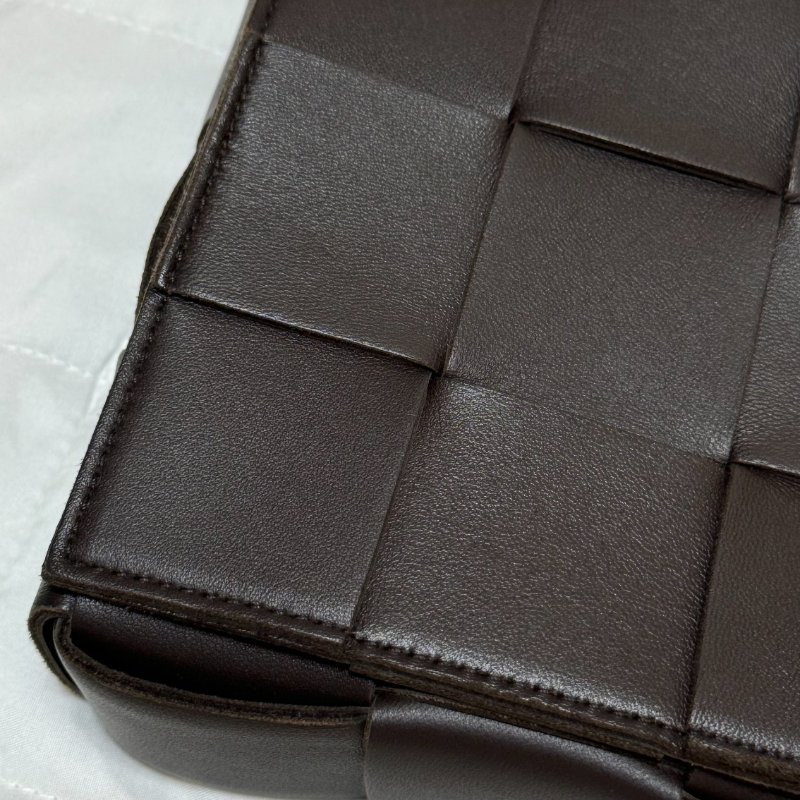 BOTTEGA VENETA BV Cassette Bag 編織包 Fondant 深褐色 小羊皮斜背包-4