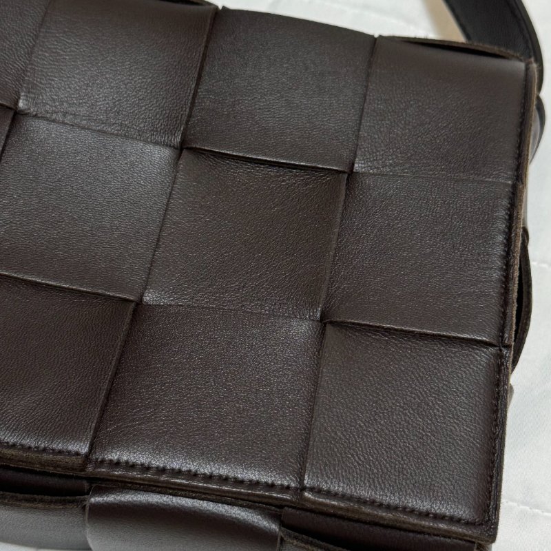 BOTTEGA VENETA BV Cassette Bag 編織包 Fondant 深褐色 小羊皮斜背包-5