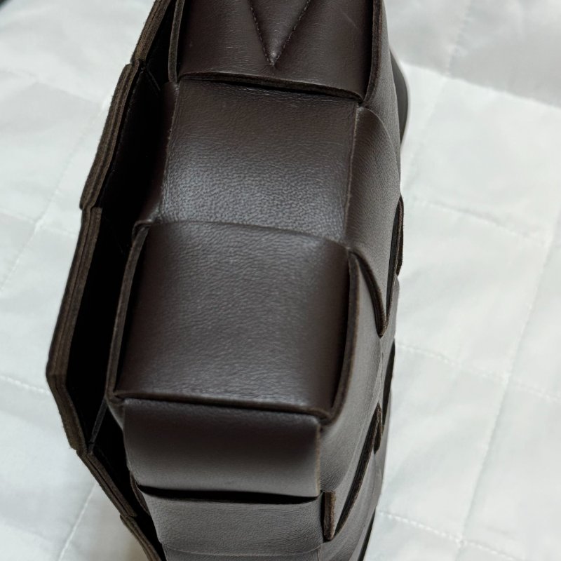 BOTTEGA VENETA BV Cassette Bag 編織包 Fondant 深褐色 小羊皮斜背包-6