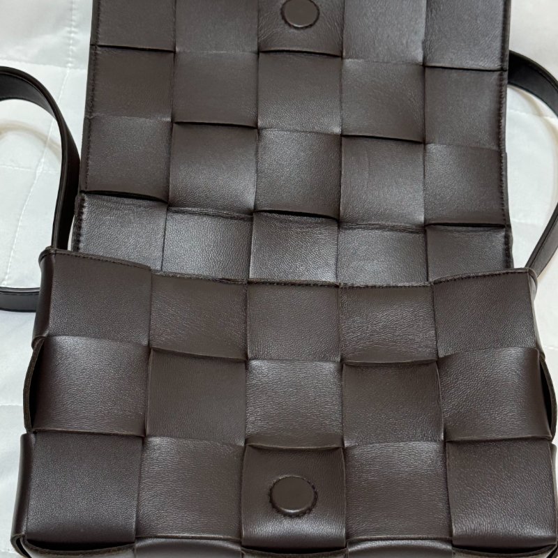 BOTTEGA VENETA BV Cassette Bag 編織包 Fondant 深褐色 小羊皮斜背包-7