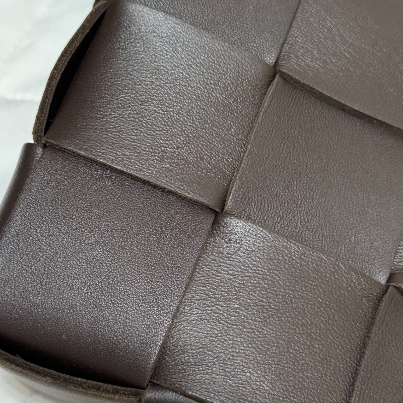 BOTTEGA VENETA BV Cassette Bag 編織包 Fondant 深褐色 小羊皮斜背包-8