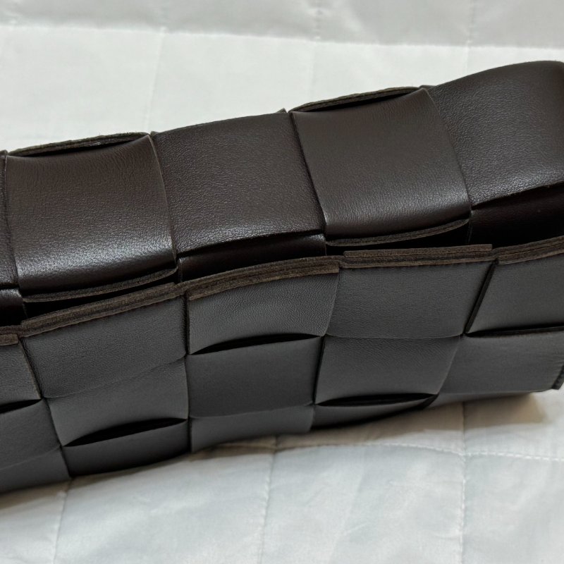 BOTTEGA VENETA BV Cassette Bag 編織包 Fondant 深褐色 小羊皮斜背包-10