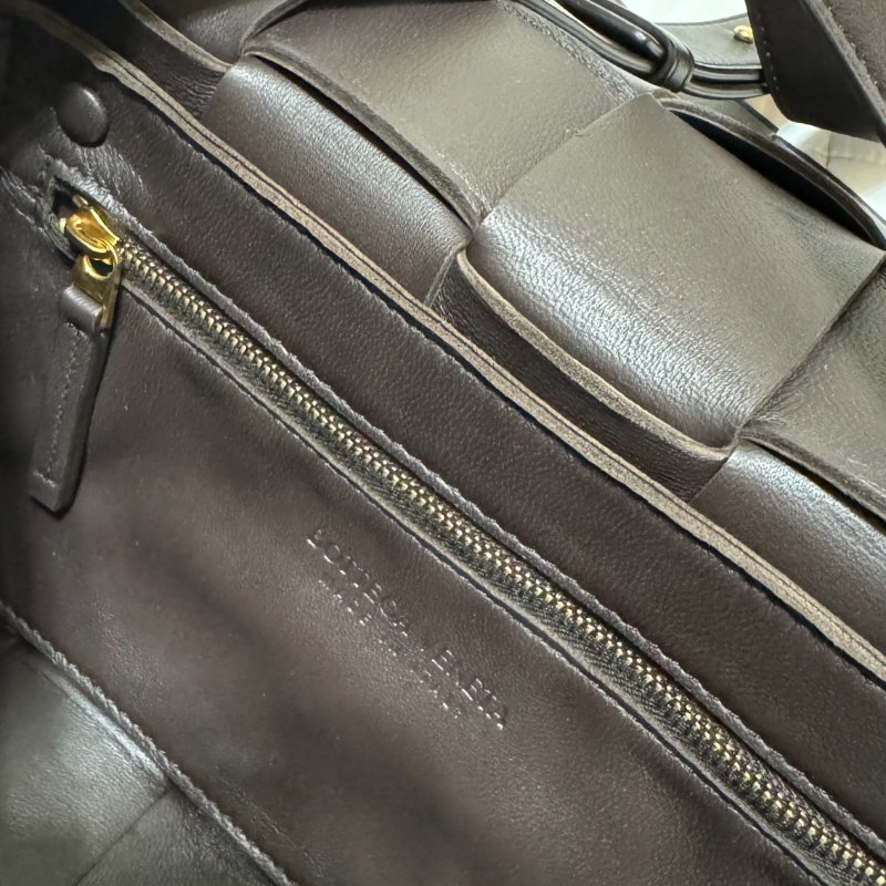 BOTTEGA VENETA BV Cassette Bag 編織包 Fondant 深褐色 小羊皮斜背包-11