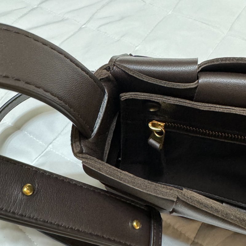 BOTTEGA VENETA BV Cassette Bag 編織包 Fondant 深褐色 小羊皮斜背包-14