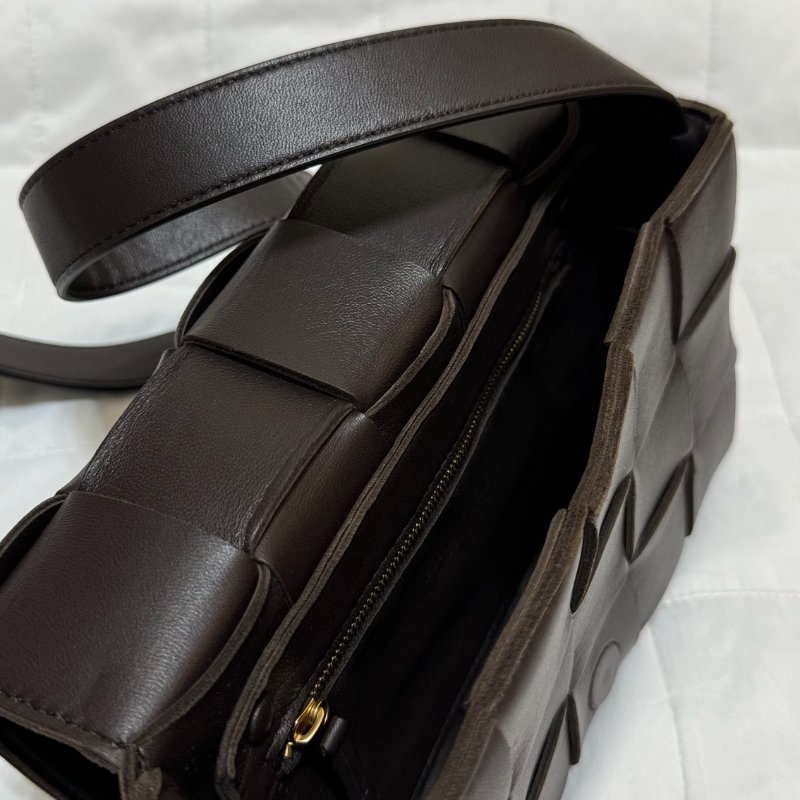 BOTTEGA VENETA BV Cassette Bag 編織包 Fondant 深褐色 小羊皮斜背包-15