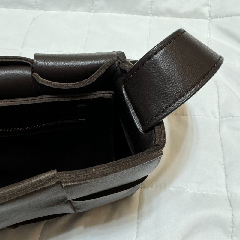 BOTTEGA VENETA BV Cassette Bag 編織包 Fondant 深褐色 小羊皮斜背包-16
