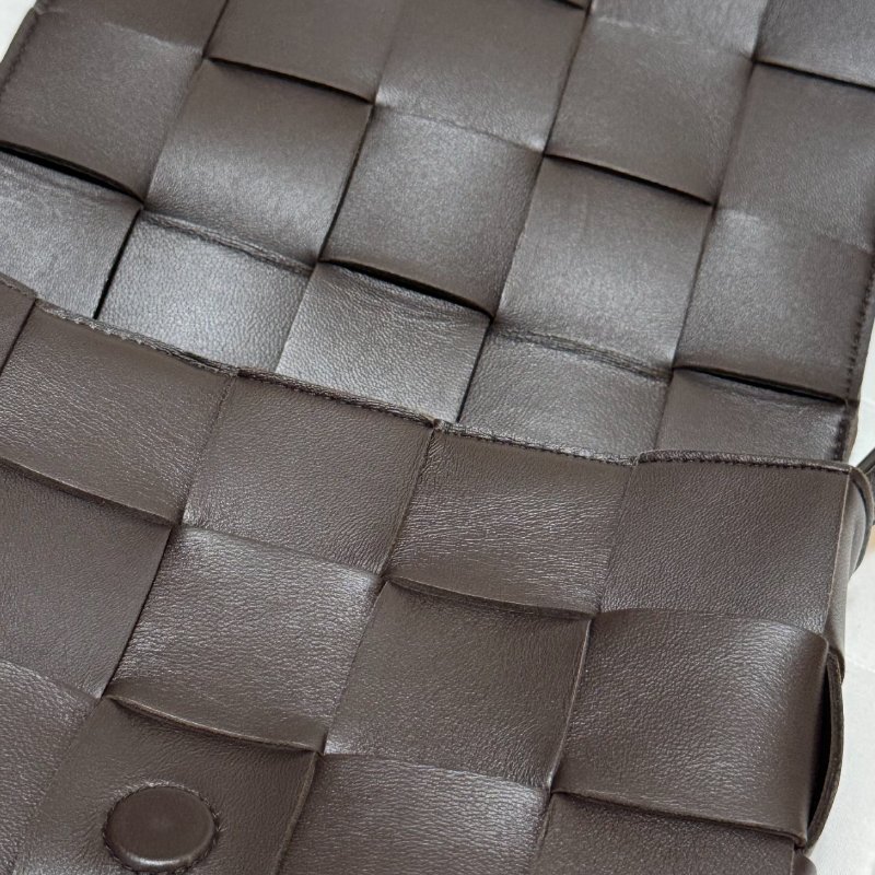 BOTTEGA VENETA BV Cassette Bag 編織包 Fondant 深褐色 小羊皮斜背包-22