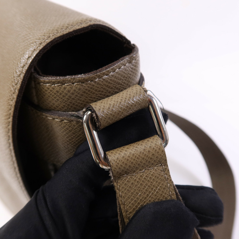 LOUIS VUITTON Taiga Roman MM銀扣肩背袋-7