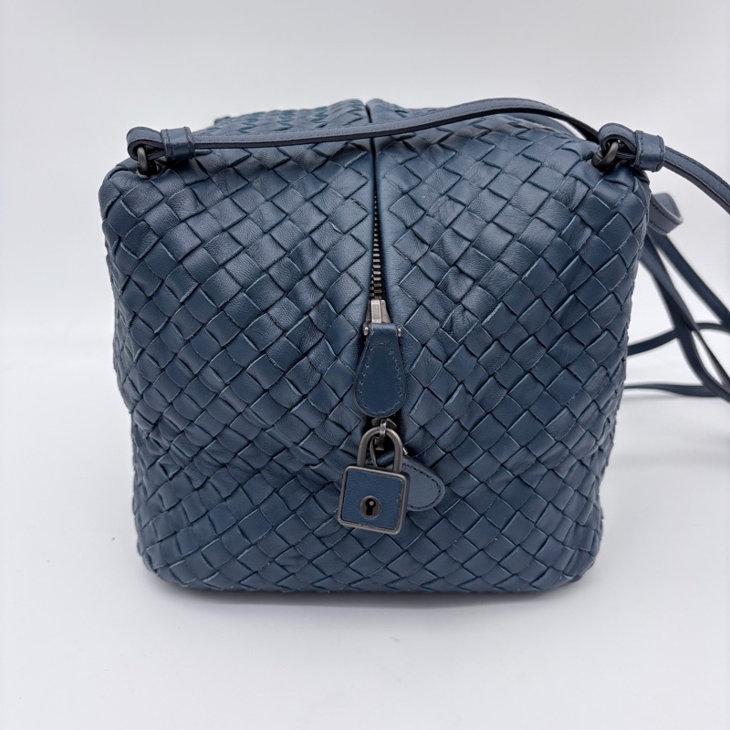 「JL精品代購」 9新 BV 霧霾深藍編織骰子方塊斜挎包-5