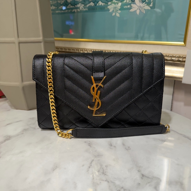 YSL 黑荔枝牛皮Envelope絎縫金釦信封下蓋肩斜背鏈包-0