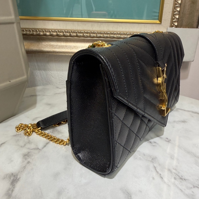 YSL 黑荔枝牛皮Envelope絎縫金釦信封下蓋肩斜背鏈包-4