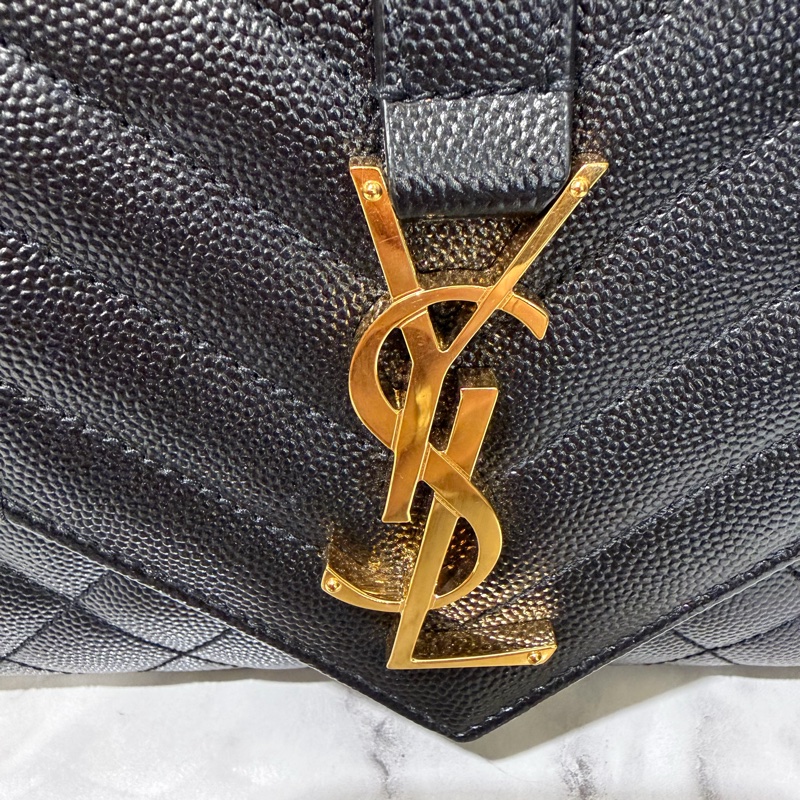 YSL 黑荔枝牛皮Envelope絎縫金釦信封下蓋肩斜背鏈包-5