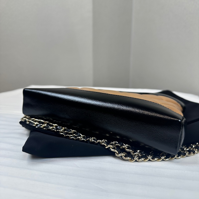 99新 香奈兒/Chanel 31 Mini Nano Bag 牛皮金扣橫版迷你購物袋手提斜背包 黑色駝色拼色21x3x13cm-4