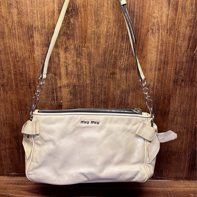 Miu Miu 米白色皮革斜挎包-0