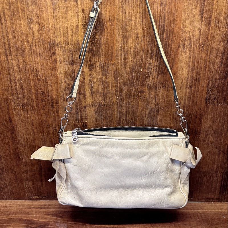 Miu Miu 米白色皮革斜挎包-1
