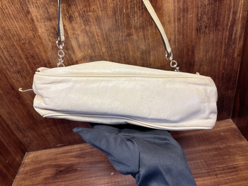 Miu Miu 米白色皮革斜挎包-2