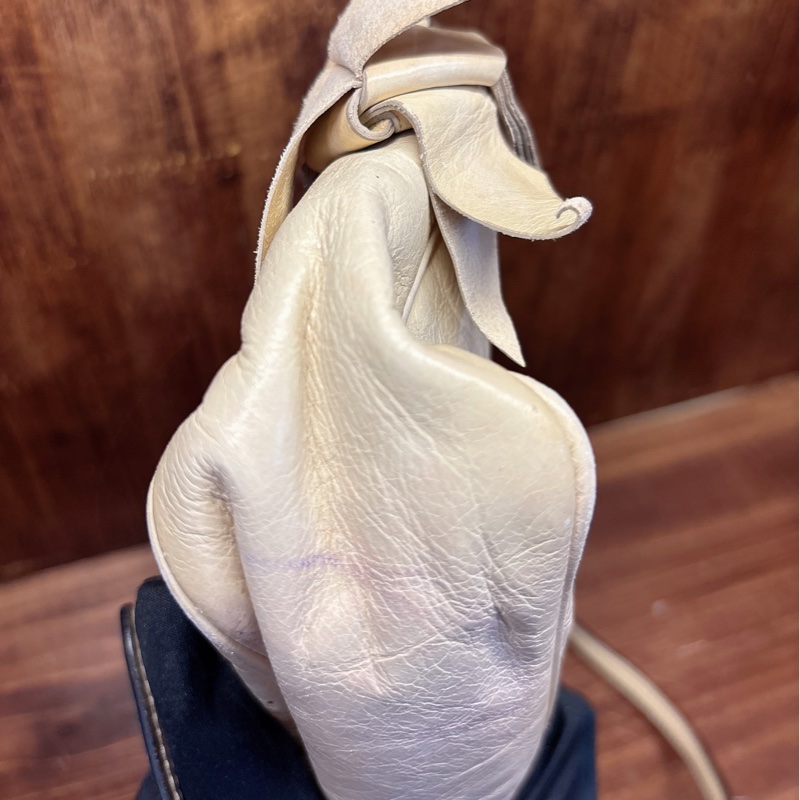 Miu Miu 米白色皮革斜挎包-4