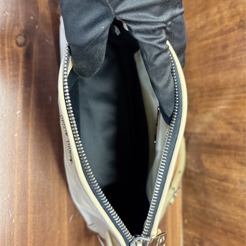 Miu Miu 米白色皮革斜挎包-5