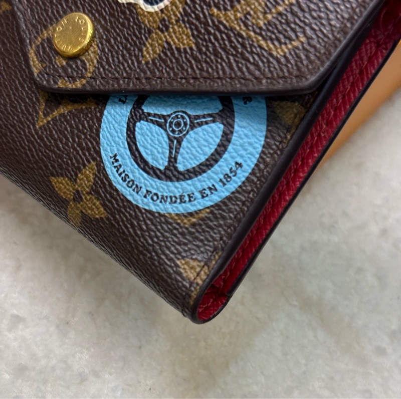 LV Victorine徽章短夾-2