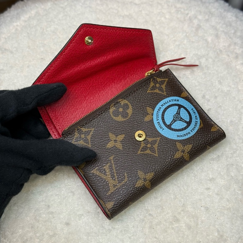 LV Victorine徽章短夾-11