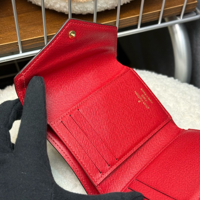 LV Victorine徽章短夾-12