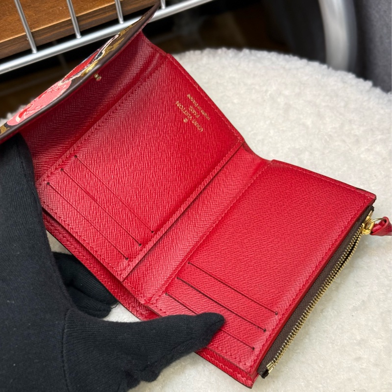 LV Victorine徽章短夾-13