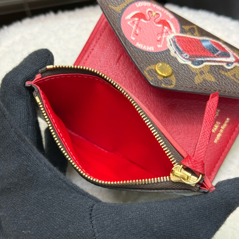 LV Victorine徽章短夾-14